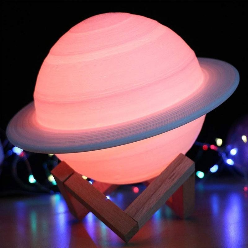 Lampa de veghe cu telecomanda in forma de Saturn 3D Saturn Light 16 culori, alimentare baterii, stand lemn inclus, 15 cm, Kaveny
