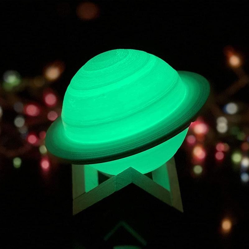 Lampa de veghe cu telecomanda in forma de Saturn 3D Saturn Light 16 culori, alimentare baterii, stand lemn inclus, 15 cm, Kaveny