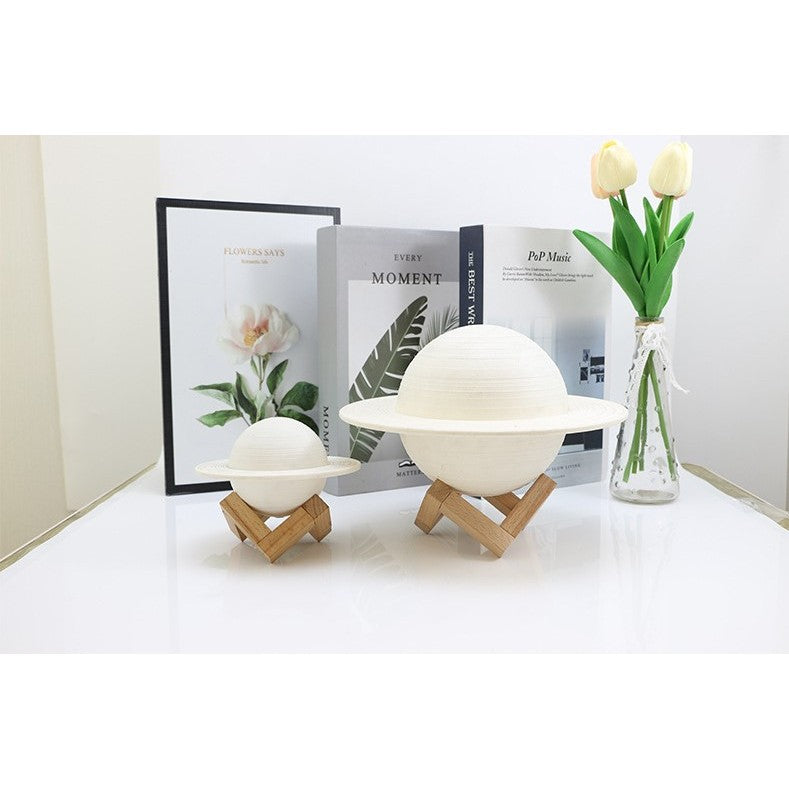 Lampa de veghe cu telecomanda in forma de Saturn 3D Saturn Light 16 culori, alimentare baterii, stand lemn inclus, 15 cm, Kaveny