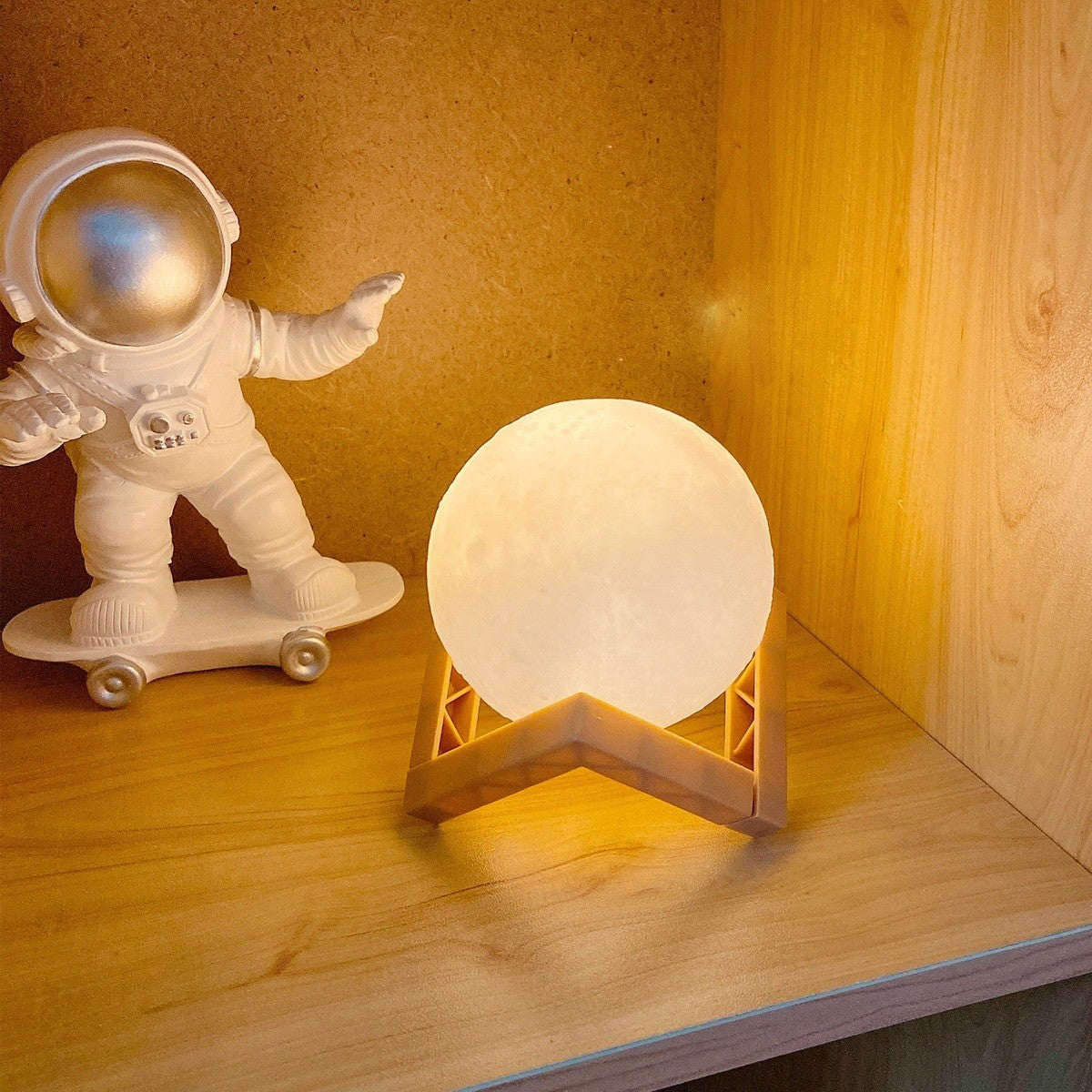 Lampa de veghe in forma de luna 3D Moon Light Alb Cald, alimentare baterii, stand plastic inclus, 8 cm, Kaveny