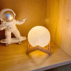 Lampa de veghe in forma de luna 3D Moon Light Alb Cald, alimentare baterii, stand plastic inclus, 8 cm, Kaveny
