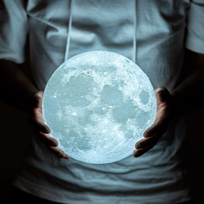 Lampa de veghe in forma de luna 3D Moon Light Alb Rece, alimentare baterii, stand plastic inclus, 8 cm, Kaveny