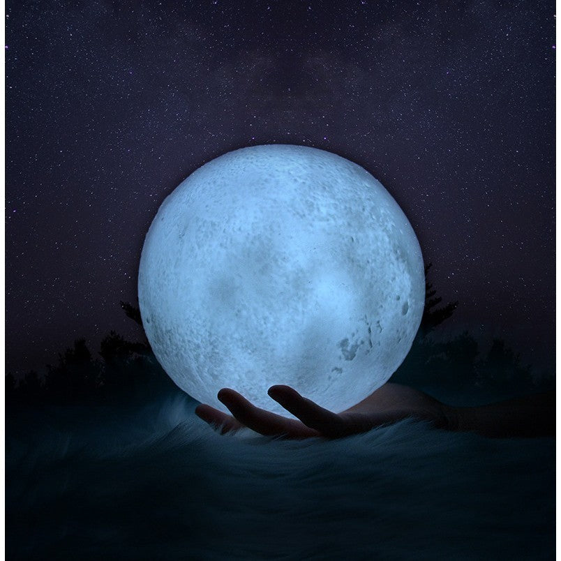 Lampa de veghe in forma de luna 3D Moon Light Alb Rece, alimentare baterii, stand plastic inclus, 8 cm, Kaveny