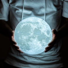 Lampa de veghe in forma de luna cu stele 3D Moon Light, Acumulator integrat, alimentare USB, stand din plastic inclus, 13 cm, 16 culori, Multicolor, Telecomanda inclusa, Kaveny