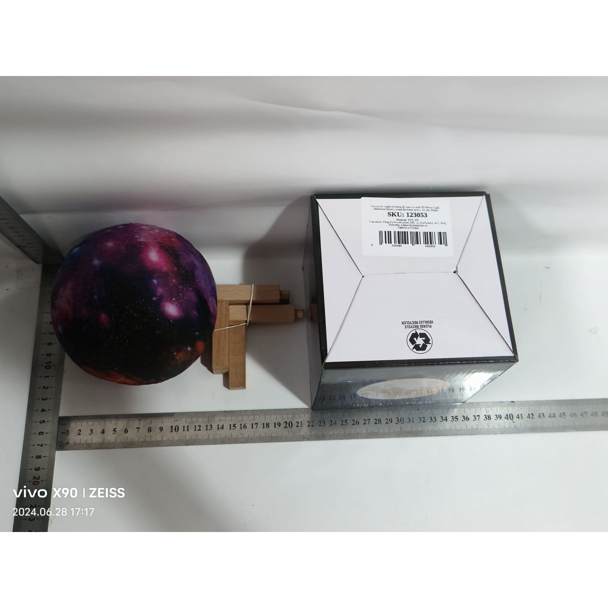 Lampa de veghe in forma de luna cu stele 3D Moon Light, alimentare baterii, stand din lemn inclus, 14 cm, Kaveny