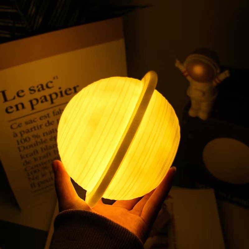 Lampa de Veghe, Kaveny, Model Planeta Saturn, 3D, Lumina Alb Cald, Suport din Plastic, cu Baterii, 13 cm, Alb