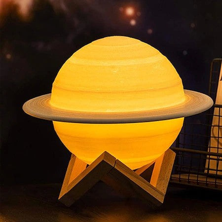 Lampa de veghe in forma de Saturn 3D Saturn Light, alimentare baterii, stand plastic inclus, 15 cm, Kaveny, Alb Cald