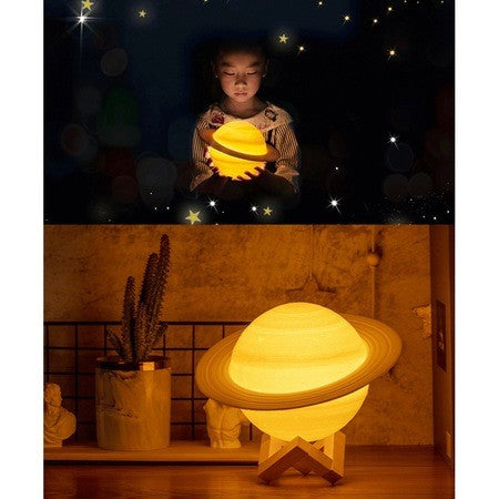 Lampa de veghe in forma de Saturn 3D Saturn Light, alimentare baterii, stand plastic inclus, 15 cm, Kaveny, Alb Cald