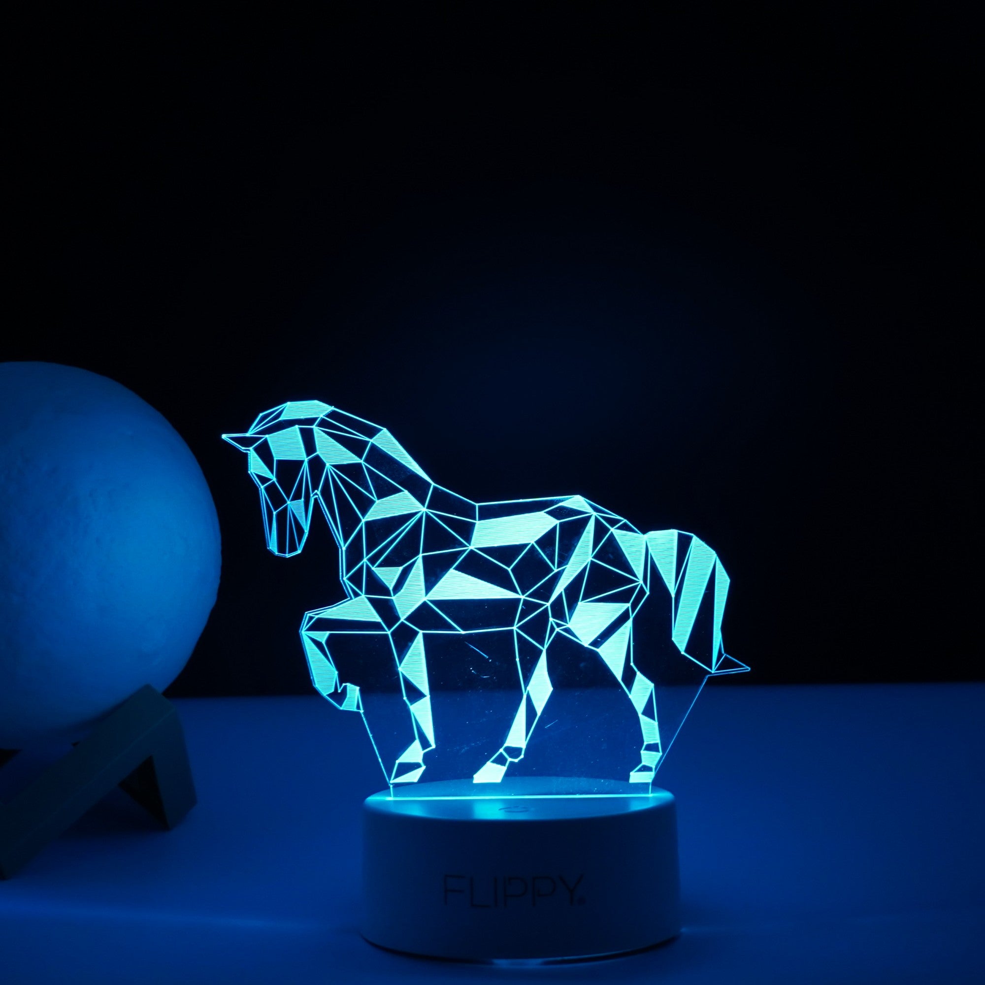 Lampa LED decorativa, Kaveny, 3D, Cal, cu telecomanda, doua moduri de alimentare USB si baterii, 20 cm inaltime, din material acril si lumina multicolora, alb