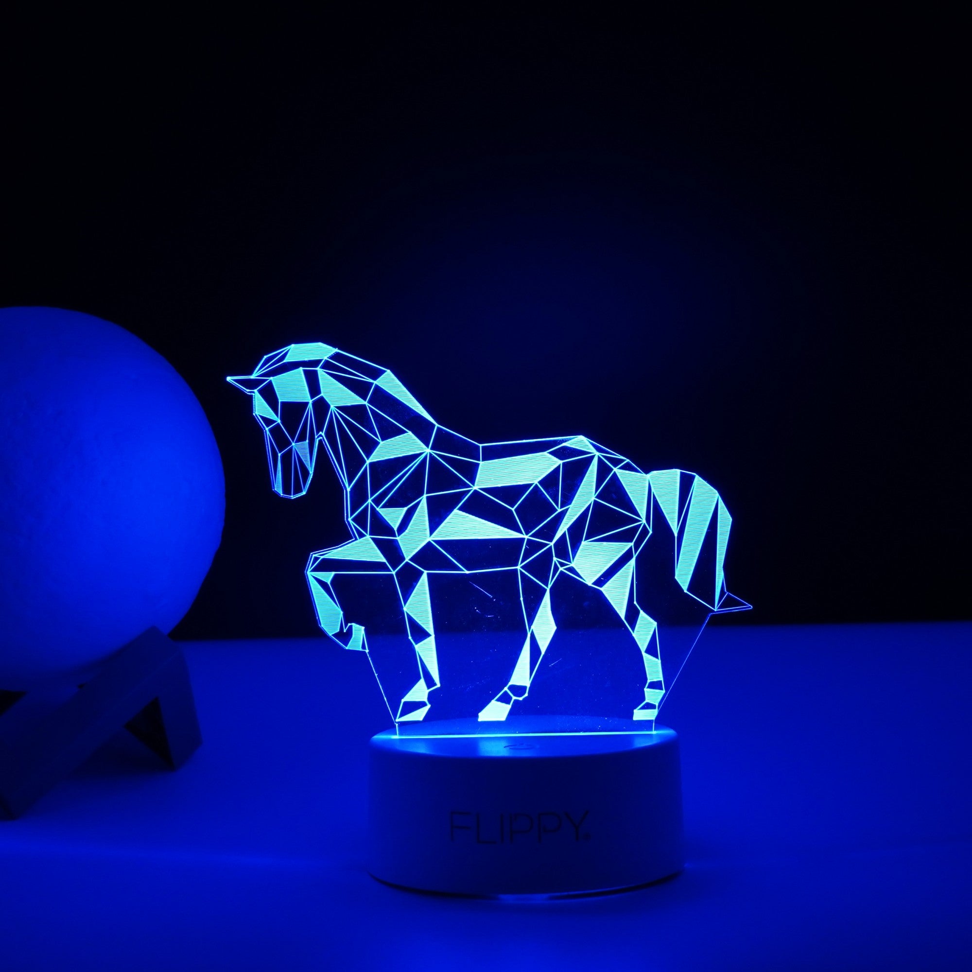 Lampa LED decorativa, Kaveny, 3D, Cal, cu telecomanda, doua moduri de alimentare USB si baterii, 20 cm inaltime, din material acril si lumina multicolora, alb