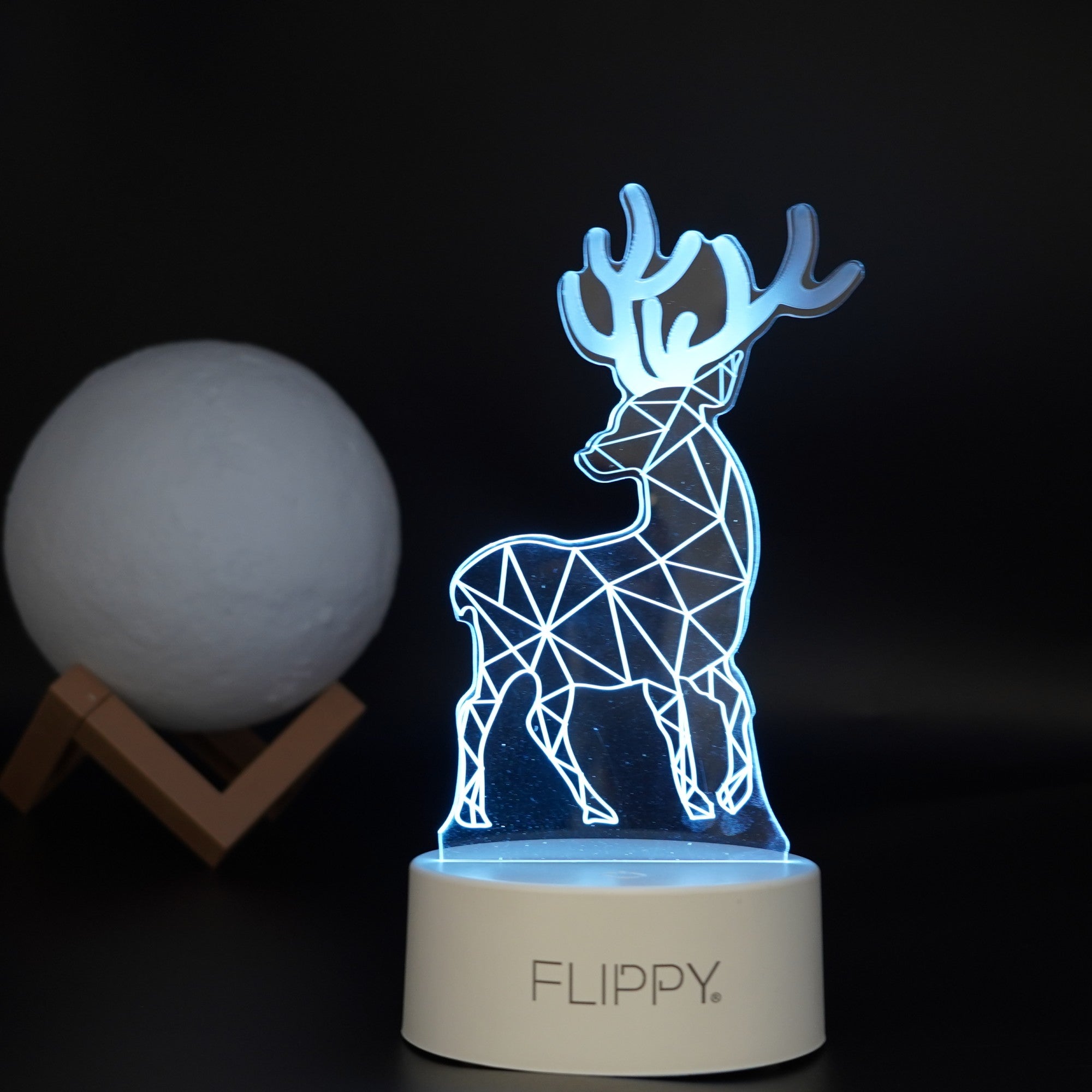 Lampa LED decorativa, Kaveny, 3D, Cerb, cu telecomanda, doua moduri de alimentare USB si baterii, 20 cm inaltime, din material acril si lumina multicolora, alb