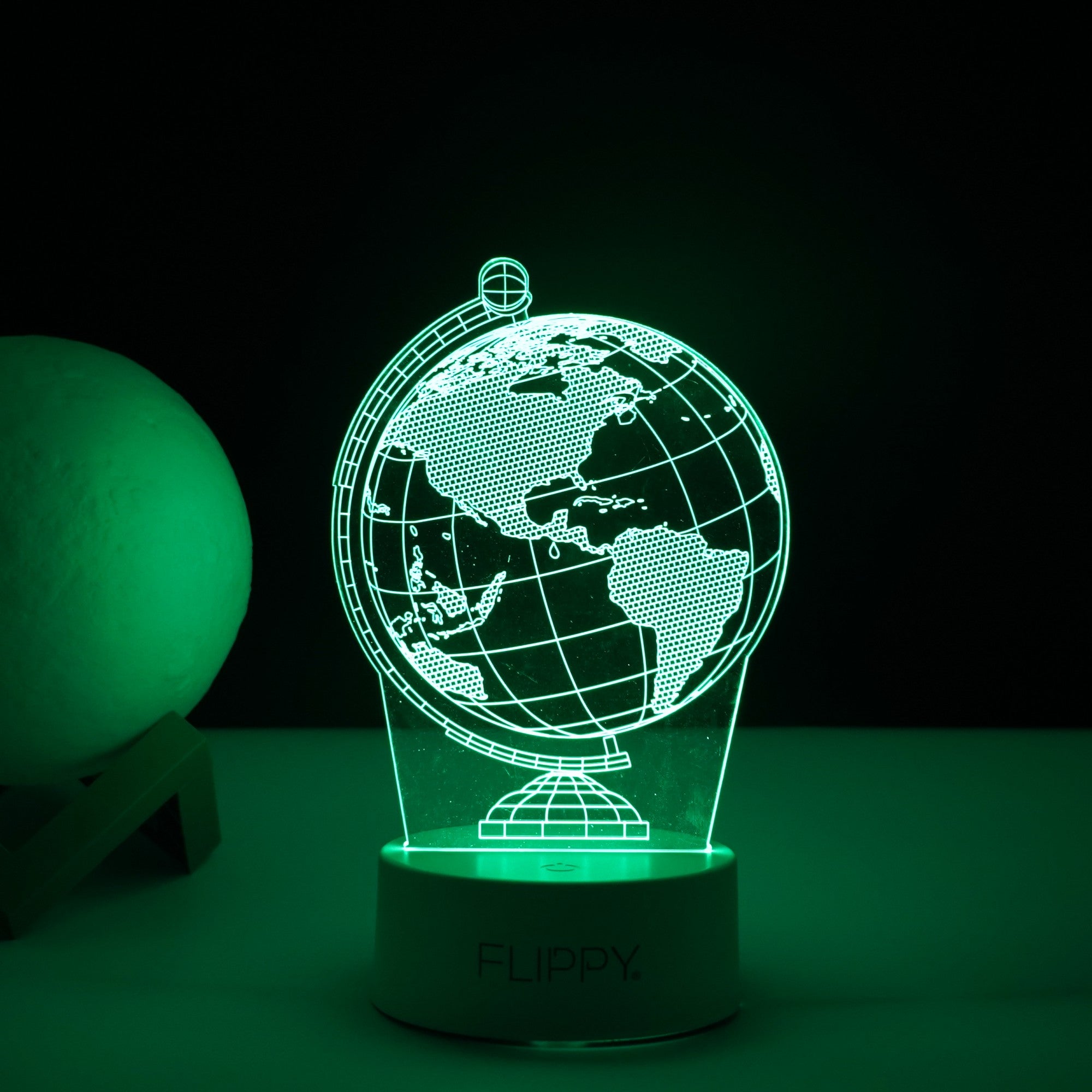 Lampa LED decorativa, Kaveny, 3D, Globul Pamantesc, doua moduri de alimentare USB si baterii, 20 cm inaltime, din material acril si lumina multicolora, alb