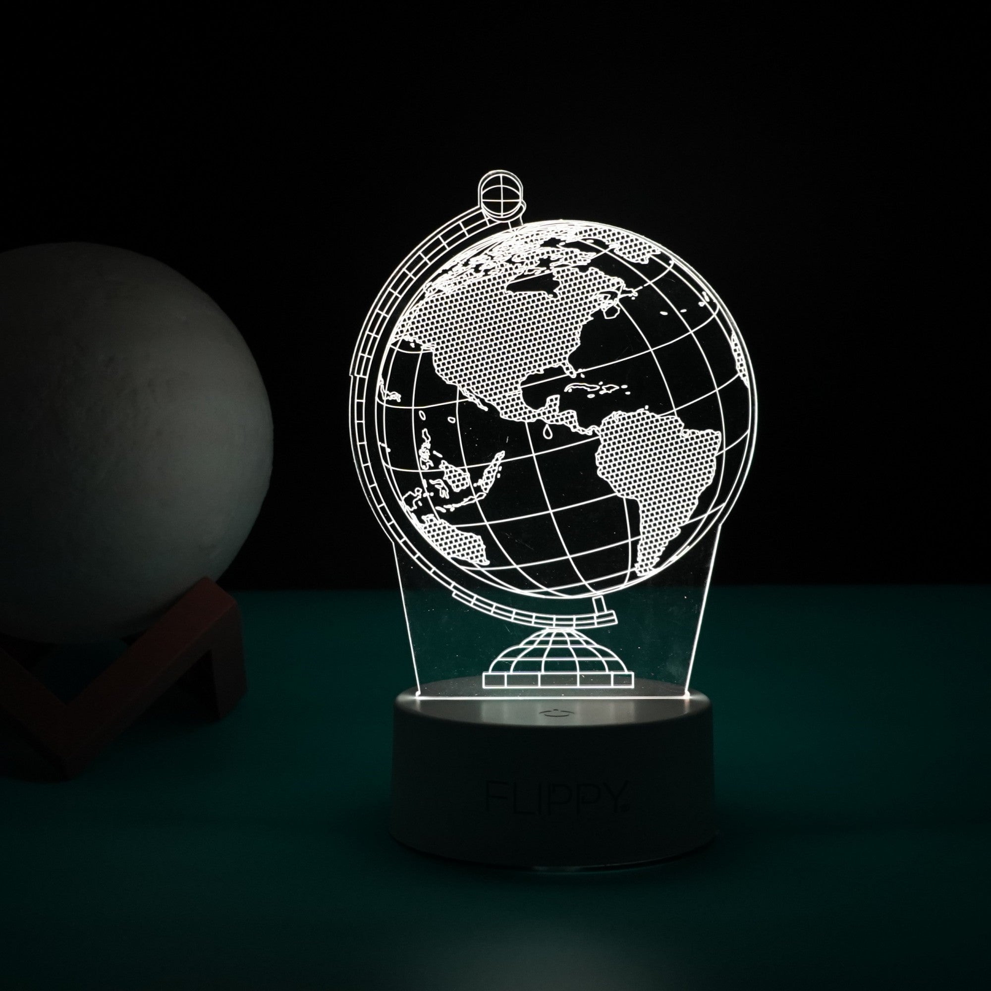 Lampa LED decorativa, Kaveny, 3D, Globul Pamantesc, doua moduri de alimentare USB si baterii, 20 cm inaltime, din material acril si lumina multicolora, alb