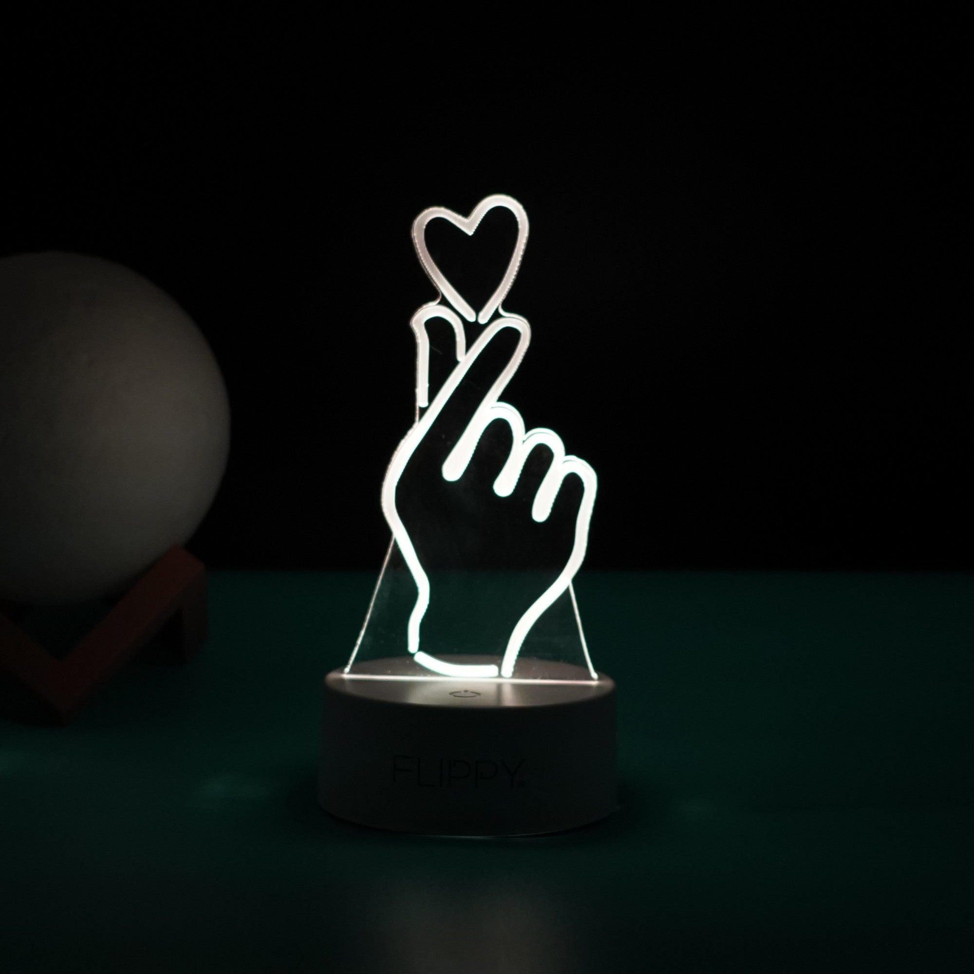 Lampa LED decorativa, Kaveny, 3D, Mana si Inima, din material acril si lumina multicolora, alb