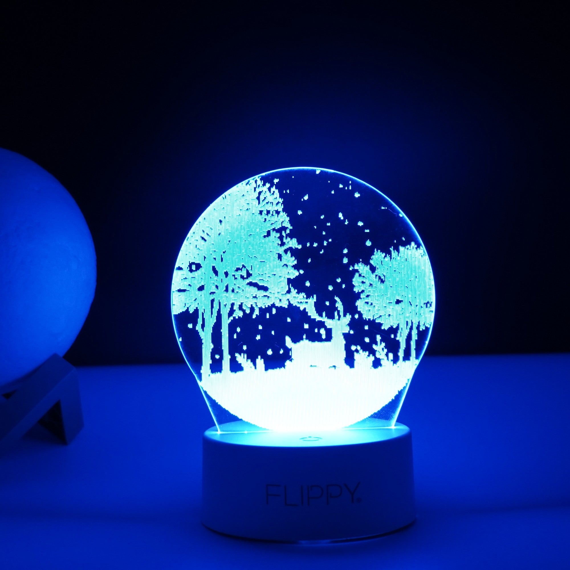 Lampa LED decorativa, Kaveny, 3D, Peisaj de iarna, cu telecomanda, doua moduri de alimentare USB si baterii, 20 cm inaltime, din material acril si lumina multicolora, alb