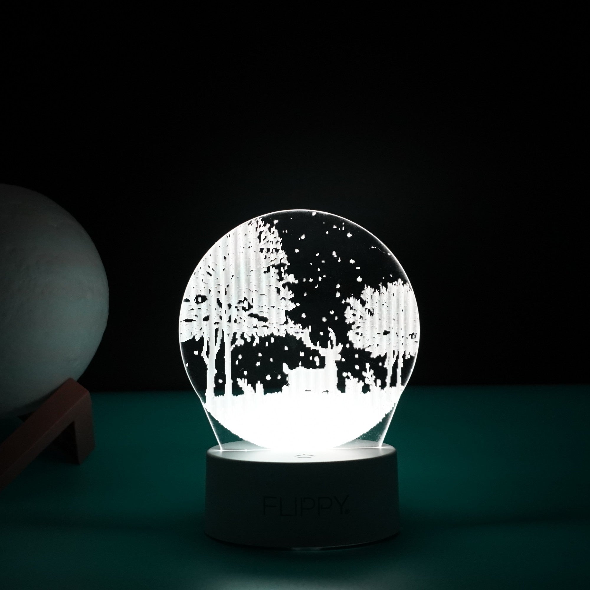 Lampa LED decorativa, Kaveny, 3D, Peisaj de iarna, cu telecomanda, doua moduri de alimentare USB si baterii, 20 cm inaltime, din material acril si lumina multicolora, alb