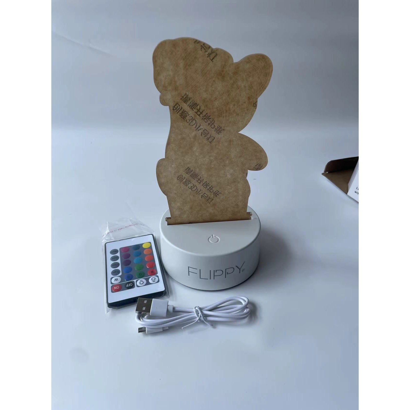 Lampa LED decorativa, Kaveny, 3D, Urs cu palarie, cu telecomanda, doua moduri de alimentare USB si baterii, 20 cm inaltime, din material acril si lumina multicolora, alb