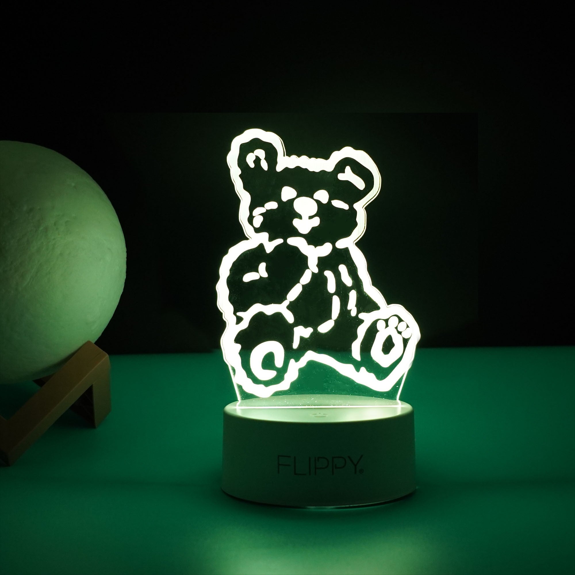 Lampa LED decorativa, Kaveny, 3D, Ursulet, cu telecomanda, doua moduri de alimentare USB si baterii, 20 cm inaltime, din material acril si lumina multicolora, alb