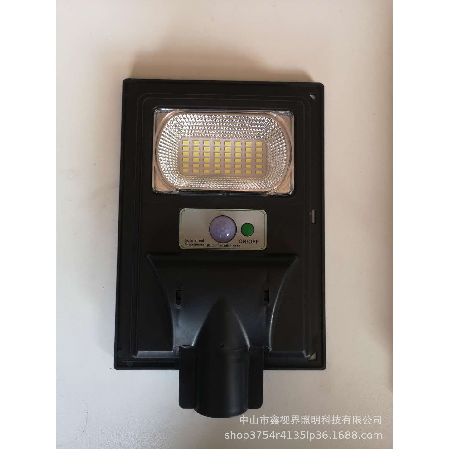 Lampa solara stradala Kaveny, cu telecomanda, senzor de miscare si lumina, suport prindere, 48 LED-uri, IP65, ABS, 5AH, 50W, temperatura culoare 6500K, 28.5x18.8x5 cm, autonomie 10-12 ore, negru