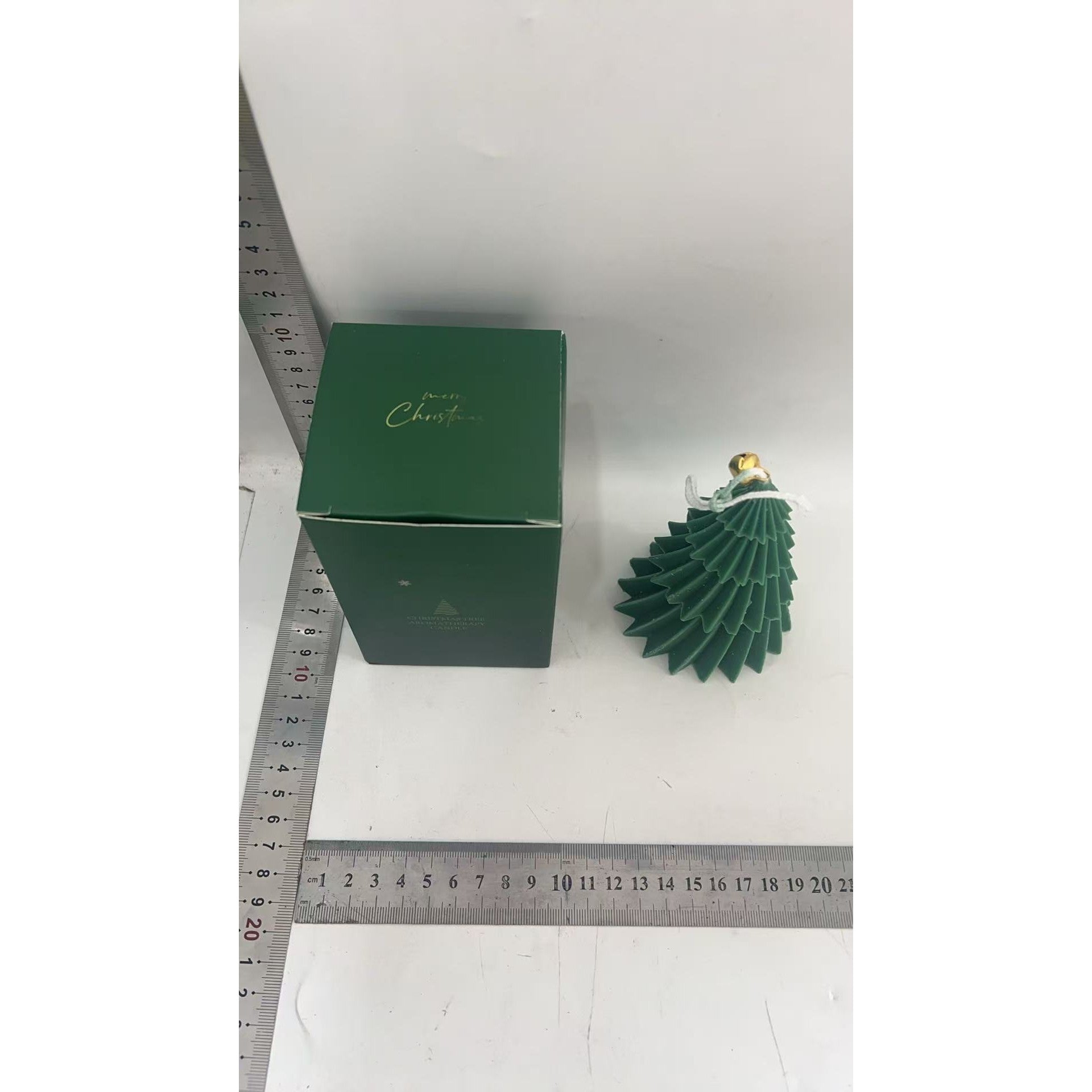 Lumanare de Craciun Parfumata, Kaveny, Lumanare Rotativa cu Aromaterapie, Model Brad de Craciun forma Lunga, din Ceara de Soia, 11 x 8 x 8 cm, Verde