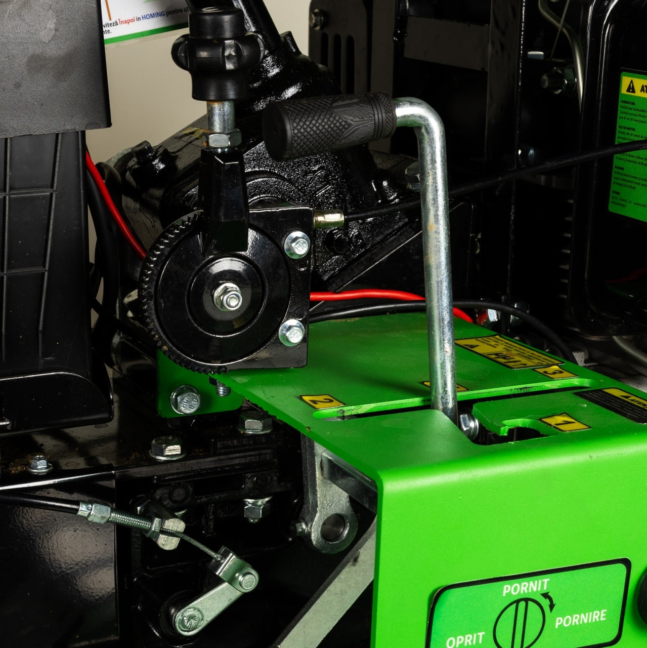 Mini tractor Micul Fermier, 17cp 530cc, motor pe motorina 4T, 4X4, 4 viteze, pornire electrica, 2 cutii de viteze, sistem hidraulic