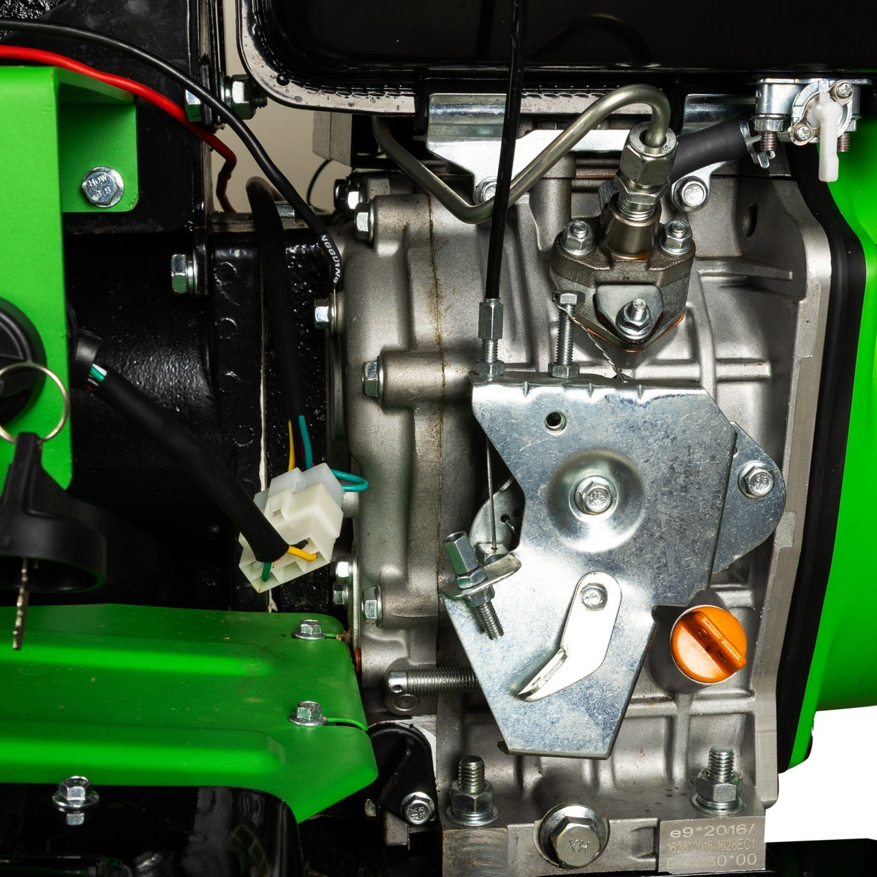 Mini tractor Micul Fermier, 17cp 530cc, motor pe motorina 4T, 4X4, 4 viteze, pornire electrica, 2 cutii de viteze, sistem hidraulic