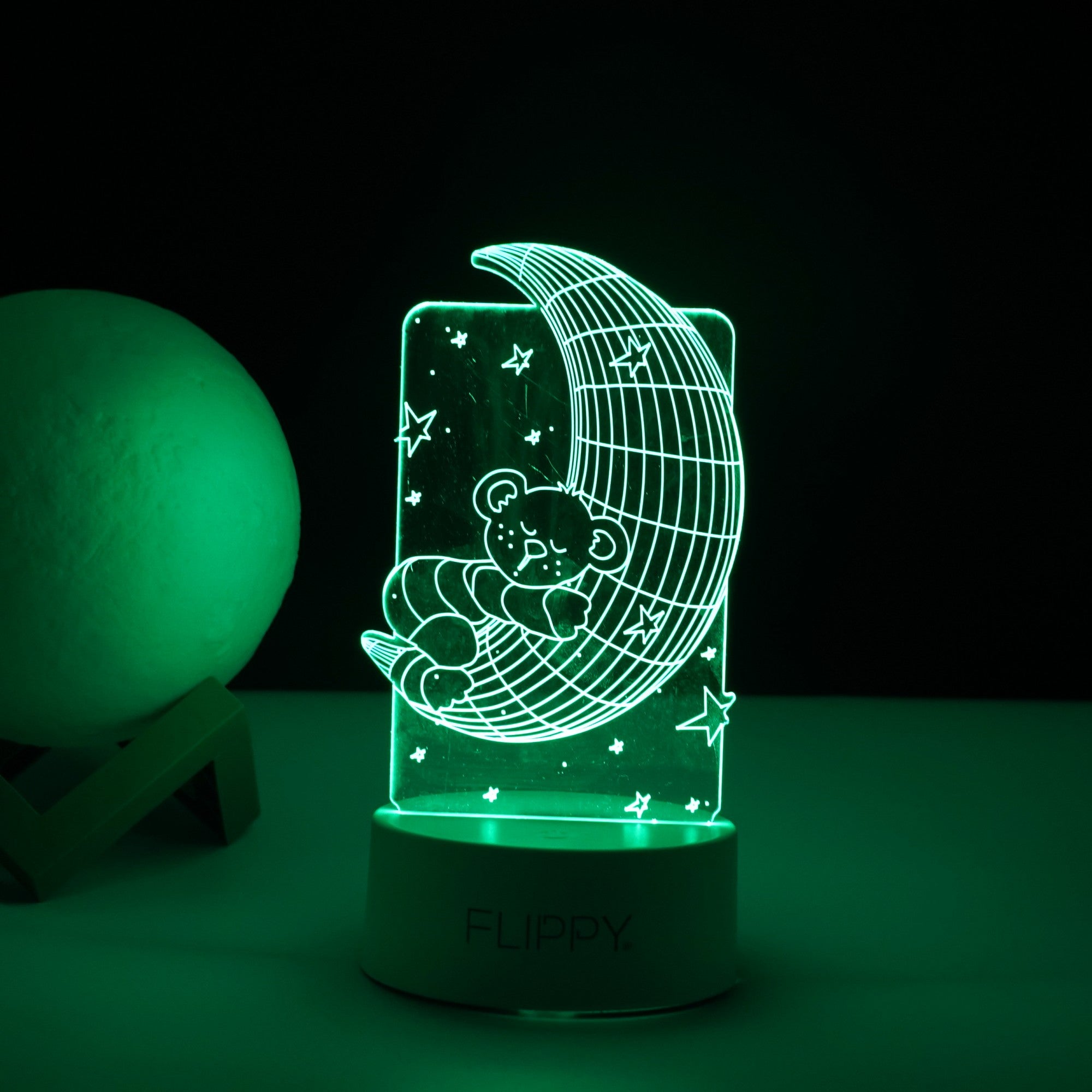 Lampa LED decorativa, Kaveny, 3D, Ursulet si Semiluna, cu telecomanda, doua moduri de alimentare USB si baterii, 20 cm inaltime, din material acril si lumina multicolora, alb