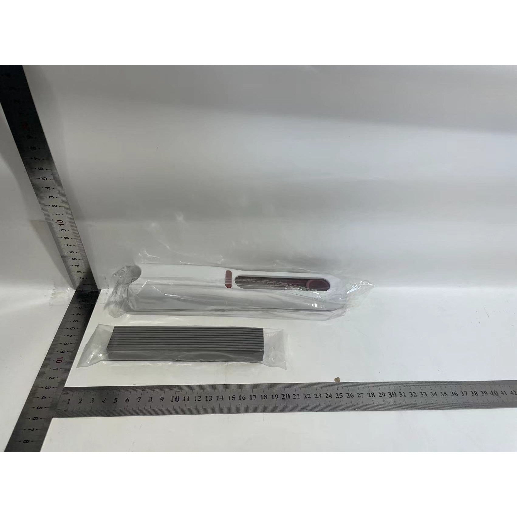 Mop de mana Kaveny, mini-portabil, cu sistem de stoarcere, dispozitiv de curatat manual, cu burete absorbant, material PVA, multisuprafete si geamuri, 29.5 x 15.5 cm, alb