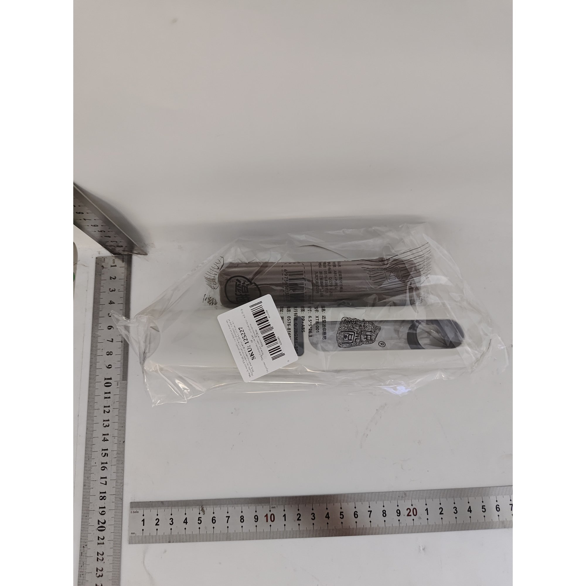 Mop de mana Kaveny, mini-portabil, cu sistem de stoarcere, dispozitiv de curatat manual, cu burete absorbant, material PVA, multisuprafete si geamuri, 29.5 x 15.5 cm, alb