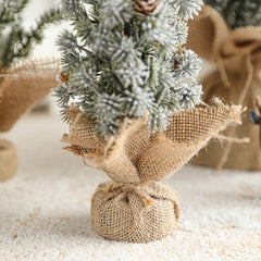 Decoratiune Craciun pentru Masa, Kadeny, Ornament de Decor Model Brad de Craciun de Dimensiuni Mici cu Fulgi Albi, pentru Birou si Interior, din Plastic Calitativ 20 cm, Verde Alb