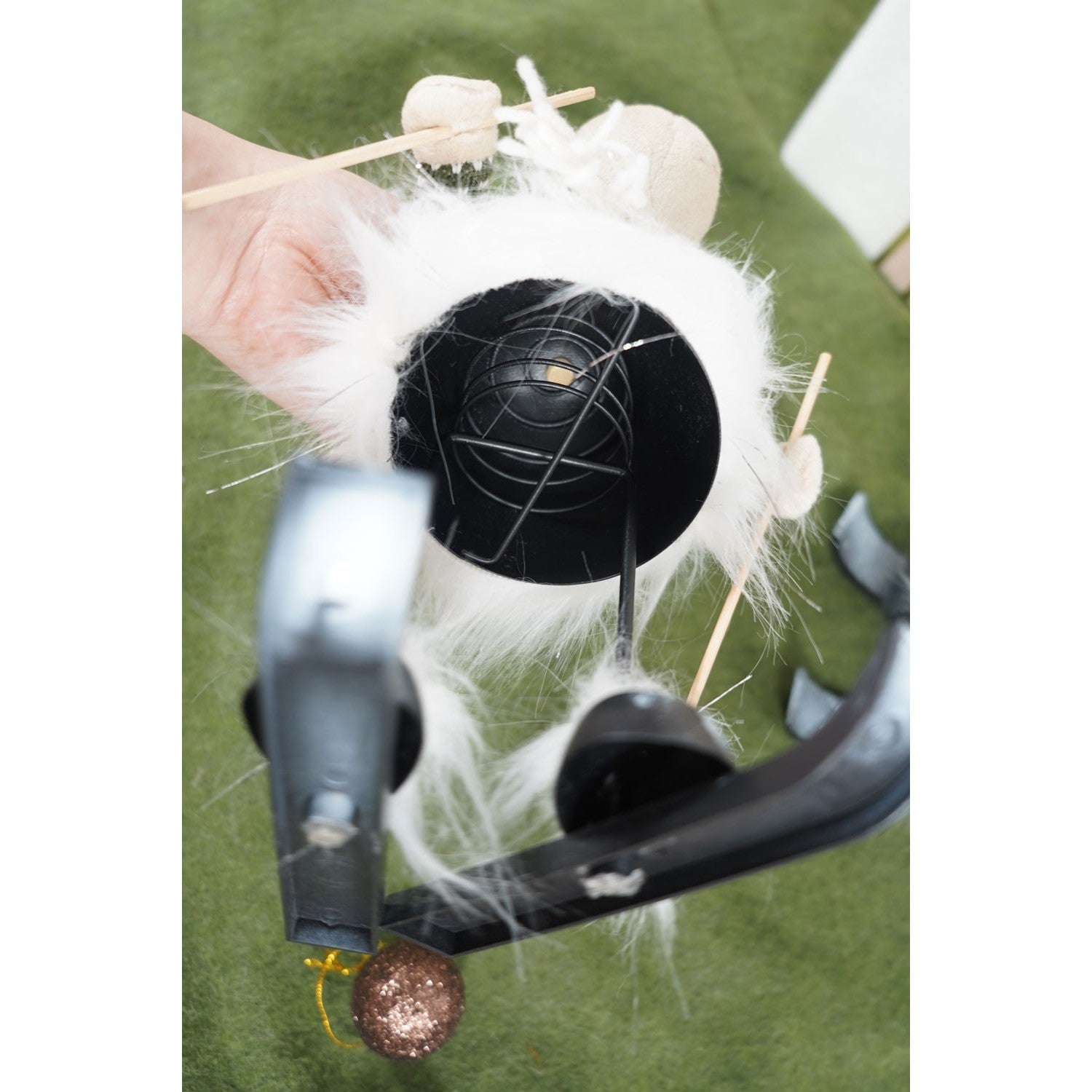 Ornament de Craciun ren pe schiuri model 2, Kadeny, alb/verde, textil, 33 cm