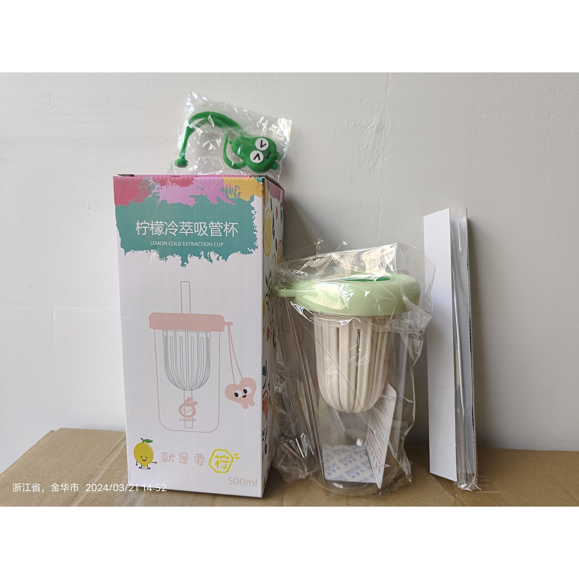 Pahar din silicon, cu capac si pai, pentru copii, Kaveny, anti-cadere, compartiment pentru fructe/ceai/gheata, rezistent la temperaturi inalte, 500ml, Verde, 14.5x8.8x20 cm