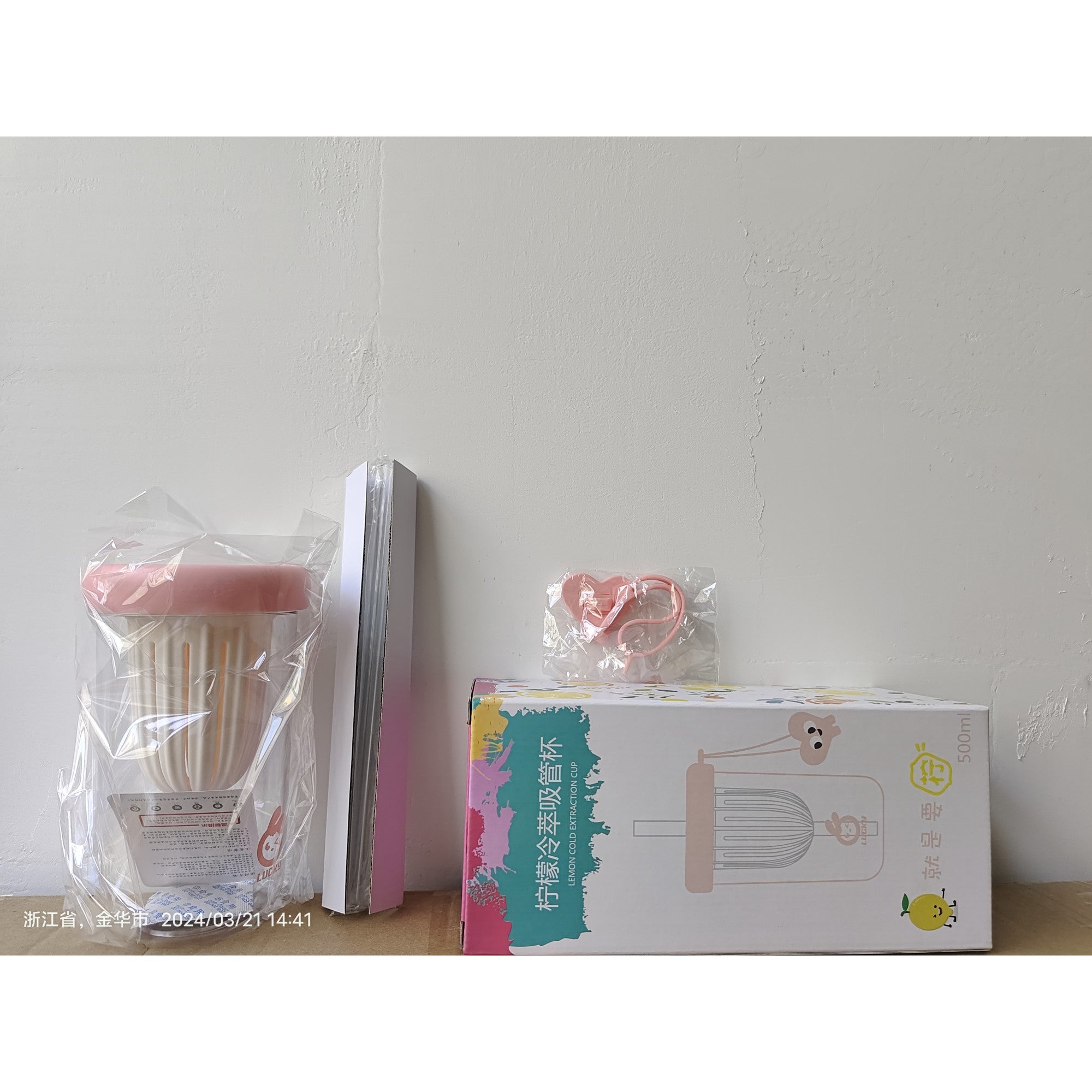 Pahar din silicon, cu capac si pai, pentru copii, Kaveny, anti-cadere, compartiment pentru fructe/ceai/gheata, rezistent la temperaturi inalte, 500ml, Roz, 14.5x8.8x20 cm