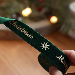 Panglica Decorativa de Craciun, Kadeny, Panglica din Panza cu aspec de Catifea, Funda Ornament, Model Merry Christmas si Cerbi Aurii, Decor pentru Brad de Craciun, 200 x 2.5 cm, Verde
