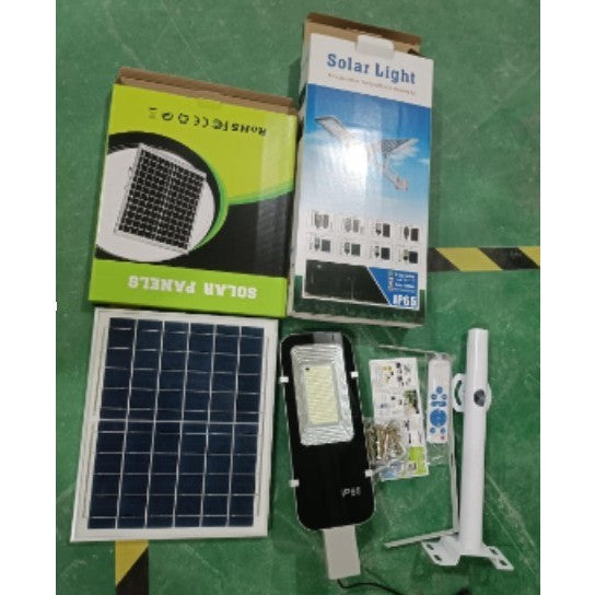 Proiector LED pentru stalp, casa, perete cu suport metalic inclus, Kaveny, 38,5 cm x 14,2 cm, Rezistent la Apa IP65, cu Panou Solar, 240 COB LED, 100 W, Senzor de lumina, Timer, cu Telecomanda, intensitate reglabila, kit montaj inclus, Lumina Rece