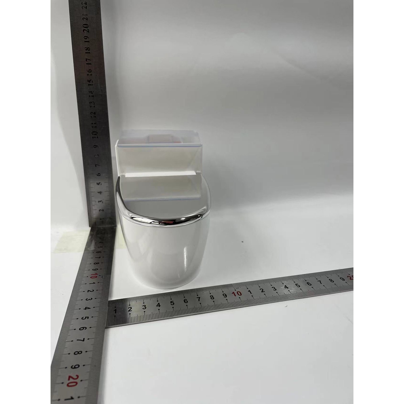 Scrumiera creativa Kadeny, Forma de Toaleta, Capac Argintiu, Material ABS si Otel Inoxidabil, 12.5 x 9.8 x 8.4 cm, Fixare prin Lipire sau De Sine Statator, pentru Baie, Camera, Bucatarie, Balcon, Argintiu