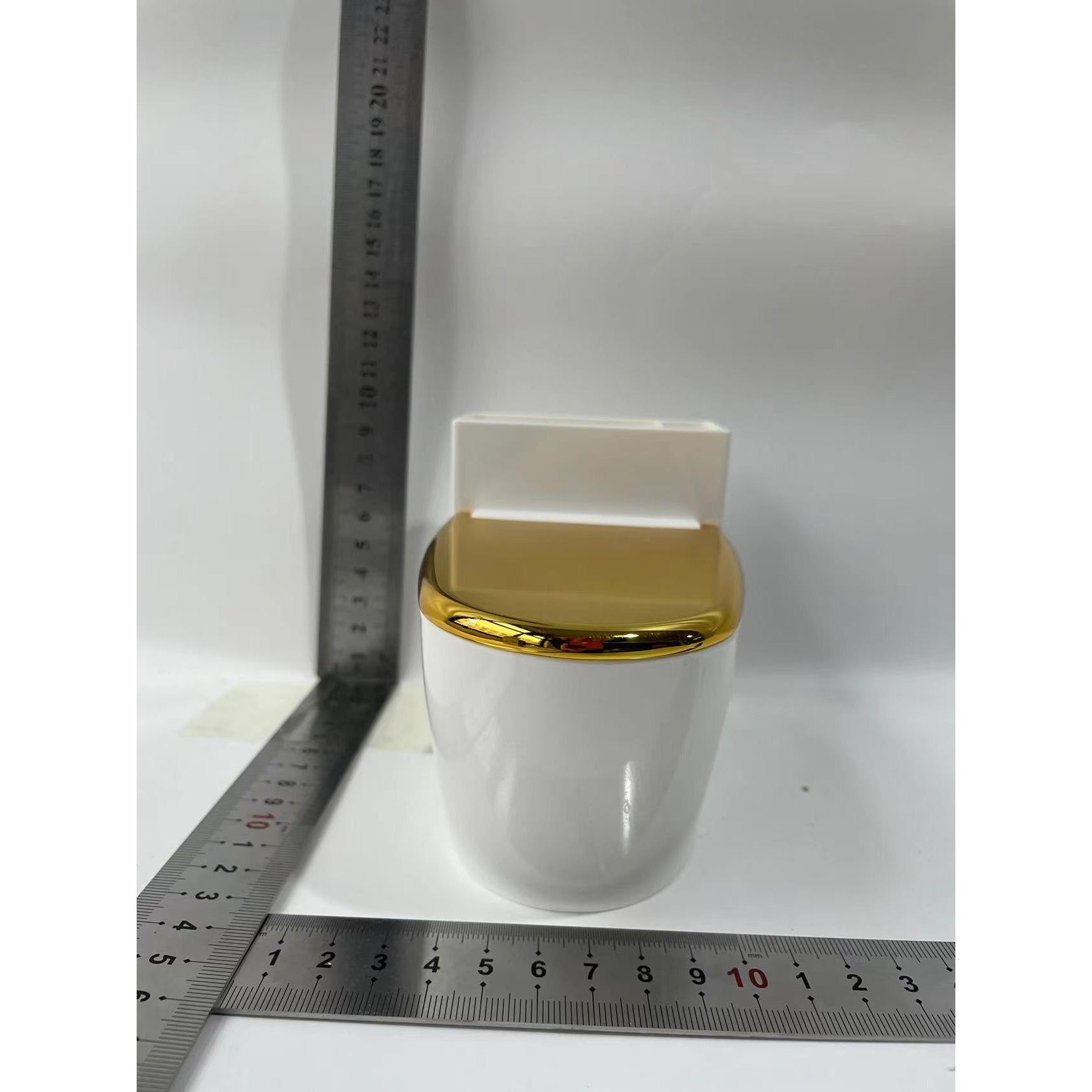 Scrumiera creativa Kadeny, Forma de Toaleta, Capac Auriu, Material ABS si Otel Inoxidabil, 12.5 x 9.8 x 8.4 cm, Fixare prin Lipire sau De Sine Statator, pentru Baie, Camera, Bucatarie, Balcon, Auriu