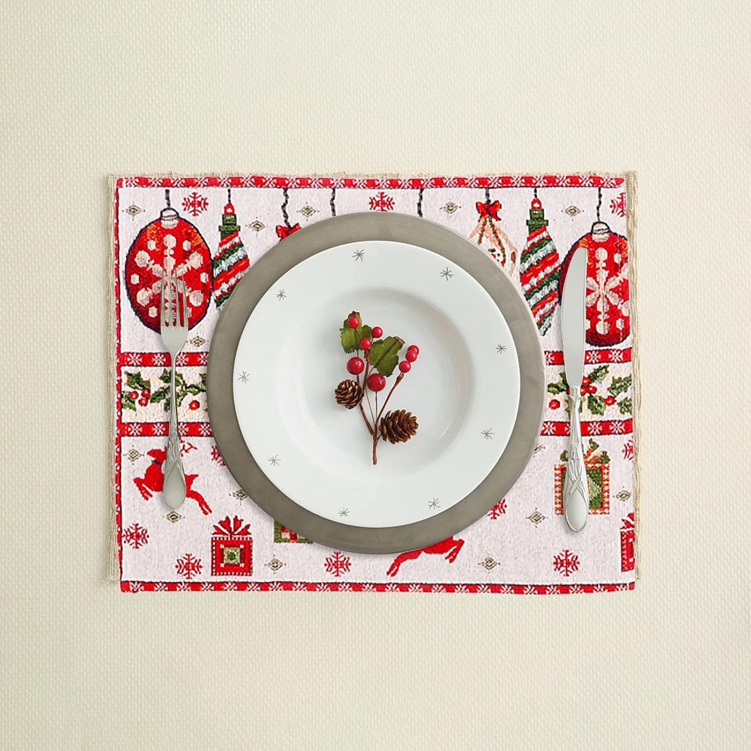 Servet pentru Masa, Kaveny, Model Globulete si Cadouri, Tematica Craciun, 43 x 34 cm, Rosu