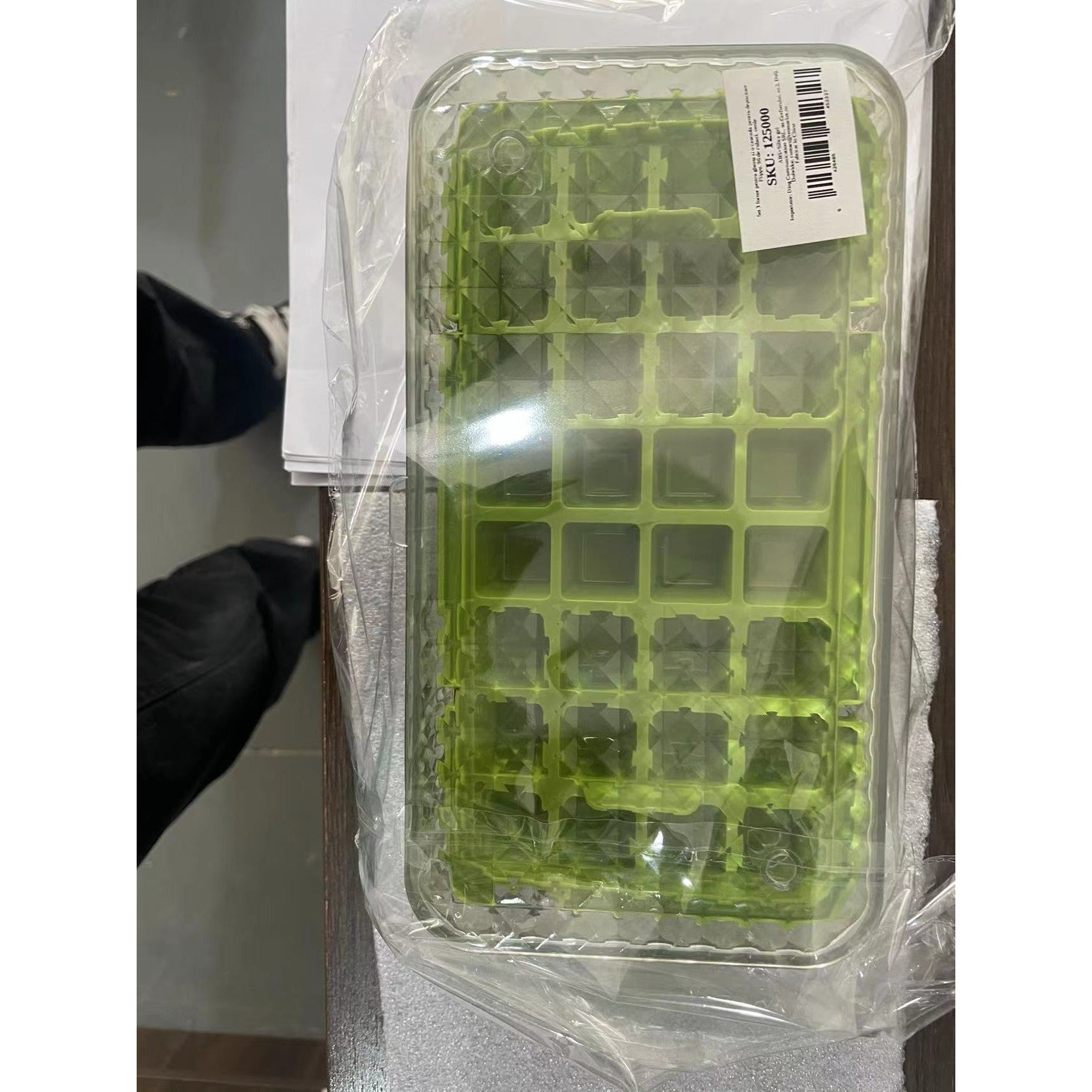 Set 3 forme pentru gheata si o caserola pentru depozitare Kaveny, 96 de cuburi, verde