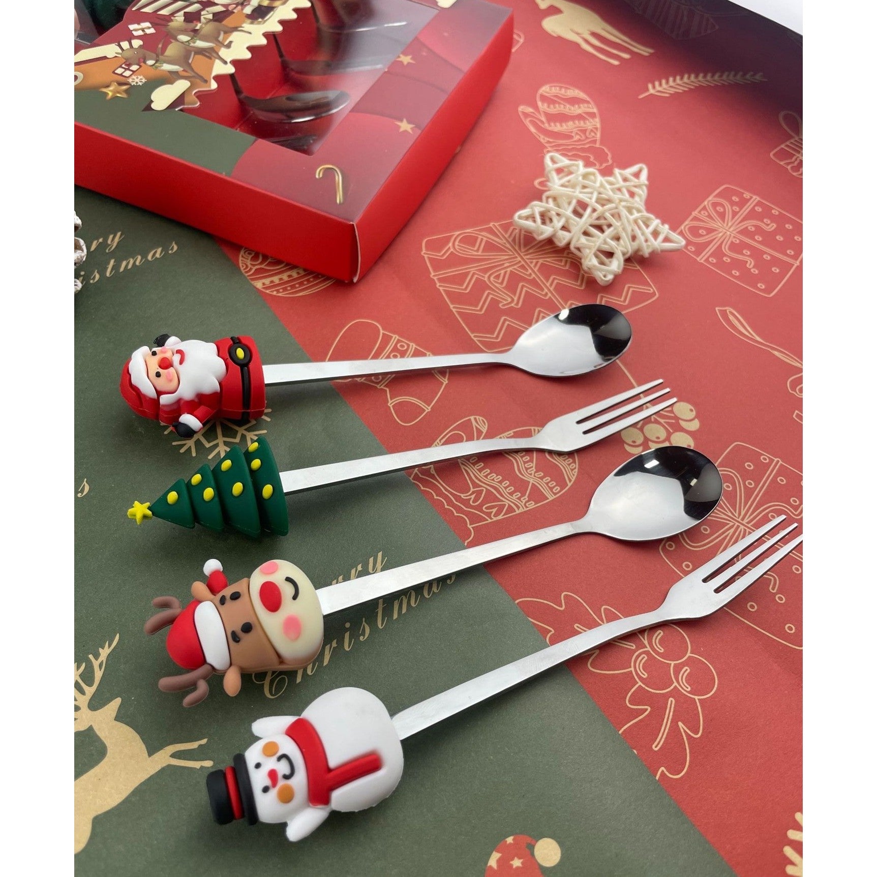 Set 4 Tacamuri, Kadeny, cu Figurine de Craciun, din Otel Inoxidabil, 2 Furculite, 2 Linguri, Cutie Festiva, 13.5 cm, Rosu