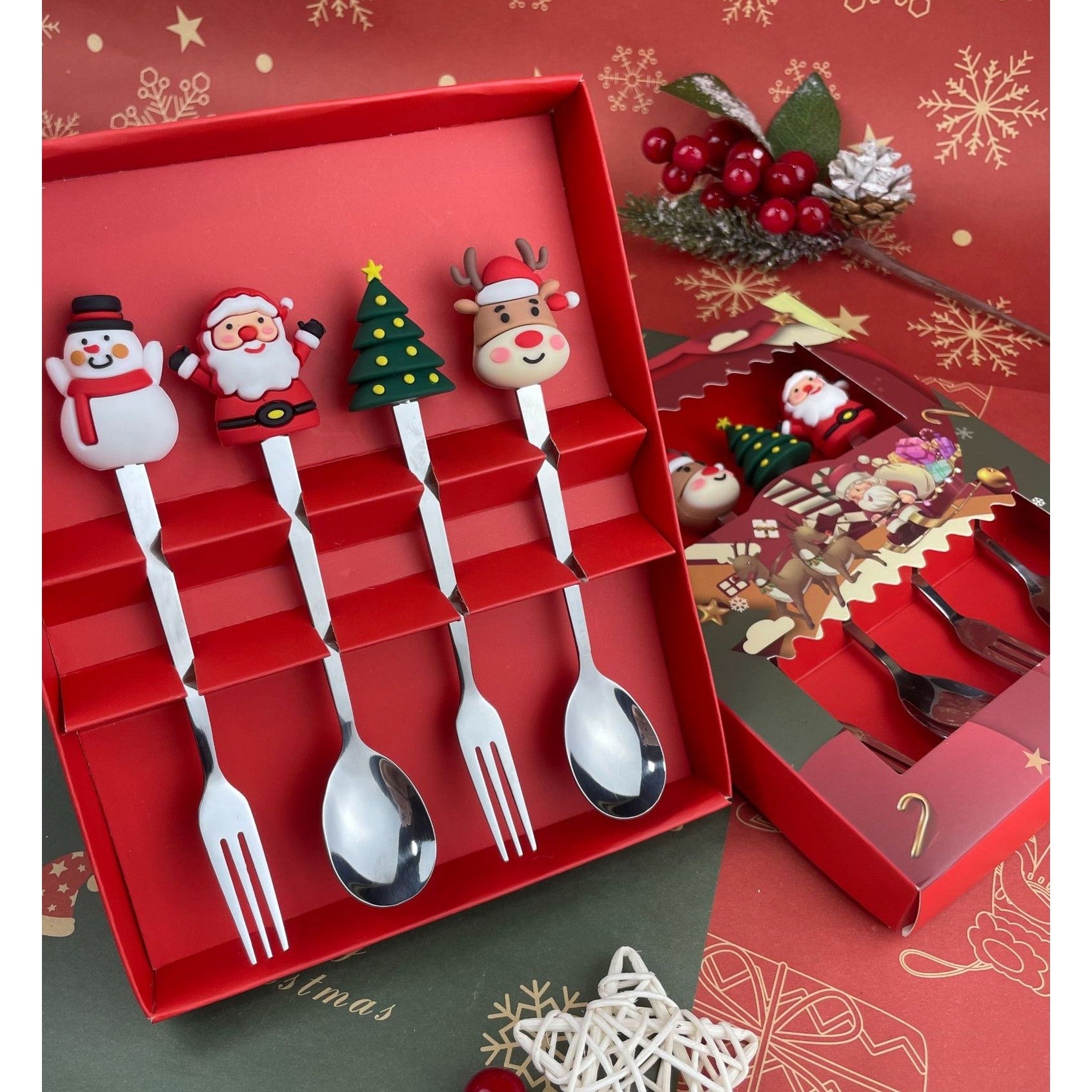 Set 4 Tacamuri, Kadeny, cu Figurine de Craciun, din Otel Inoxidabil, 2 Furculite, 2 Linguri, Cutie Festiva, 13.5 cm, Rosu