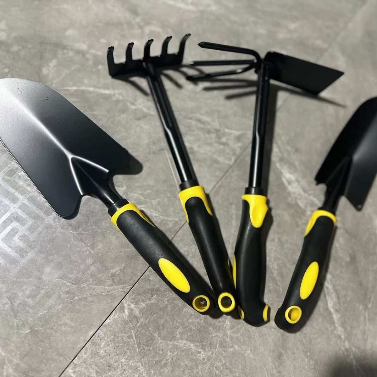 Set 4 Unelte de Gradina Kadeny, pentru Plantare, Prelucrare Sol si Ingrijire Plante, Material PVC Carbon, Grebla, Sapaliga cu Cap Dublu, Lopata Mica, Lopata Lata, 43 x 11 cm, Negru/Galben