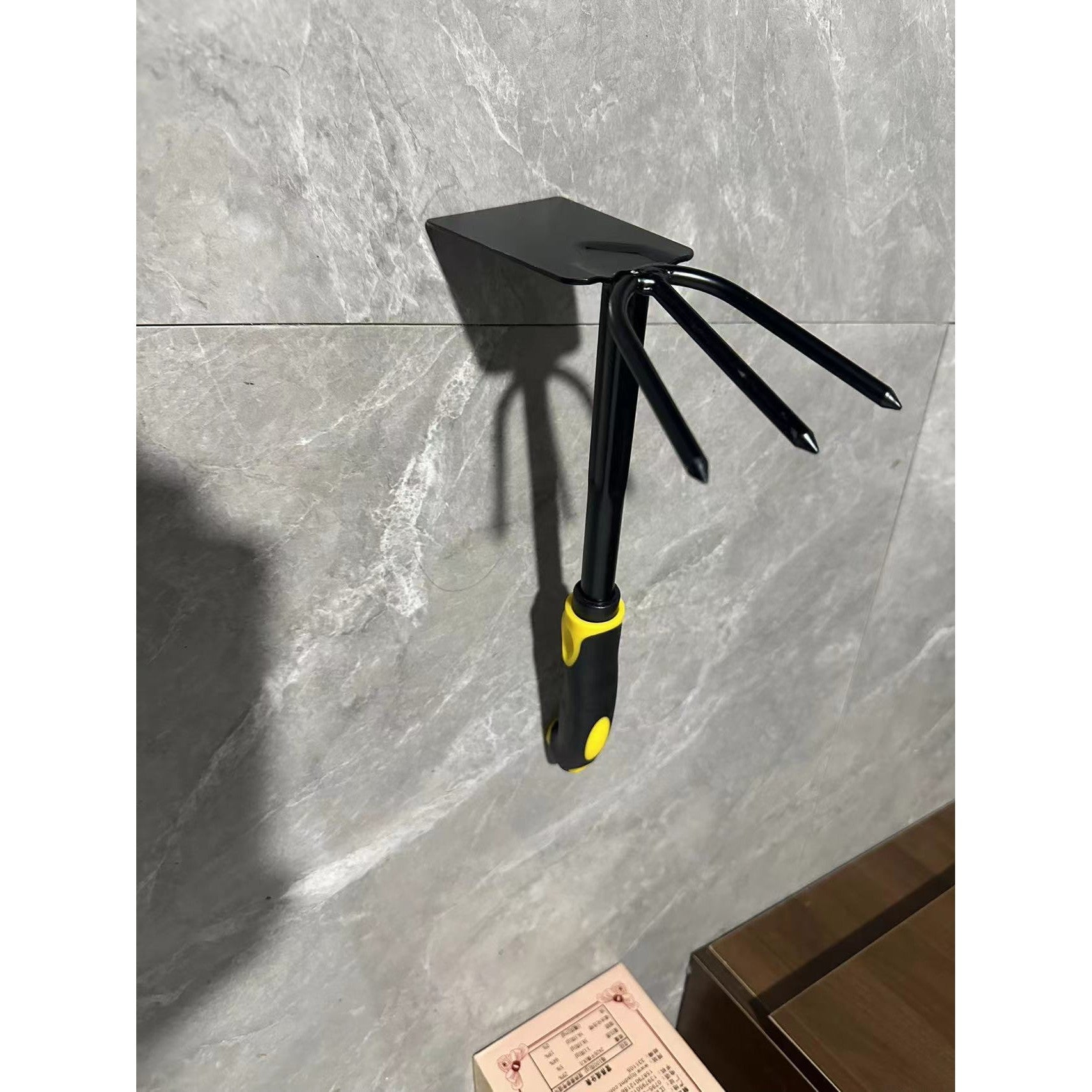 Set 4 Unelte de Gradina Kadeny, pentru Plantare, Prelucrare Sol si Ingrijire Plante, Material PVC Carbon, Grebla, Sapaliga cu Cap Dublu, Lopata Mica, Lopata Lata, 43 x 11 cm, Negru/Galben