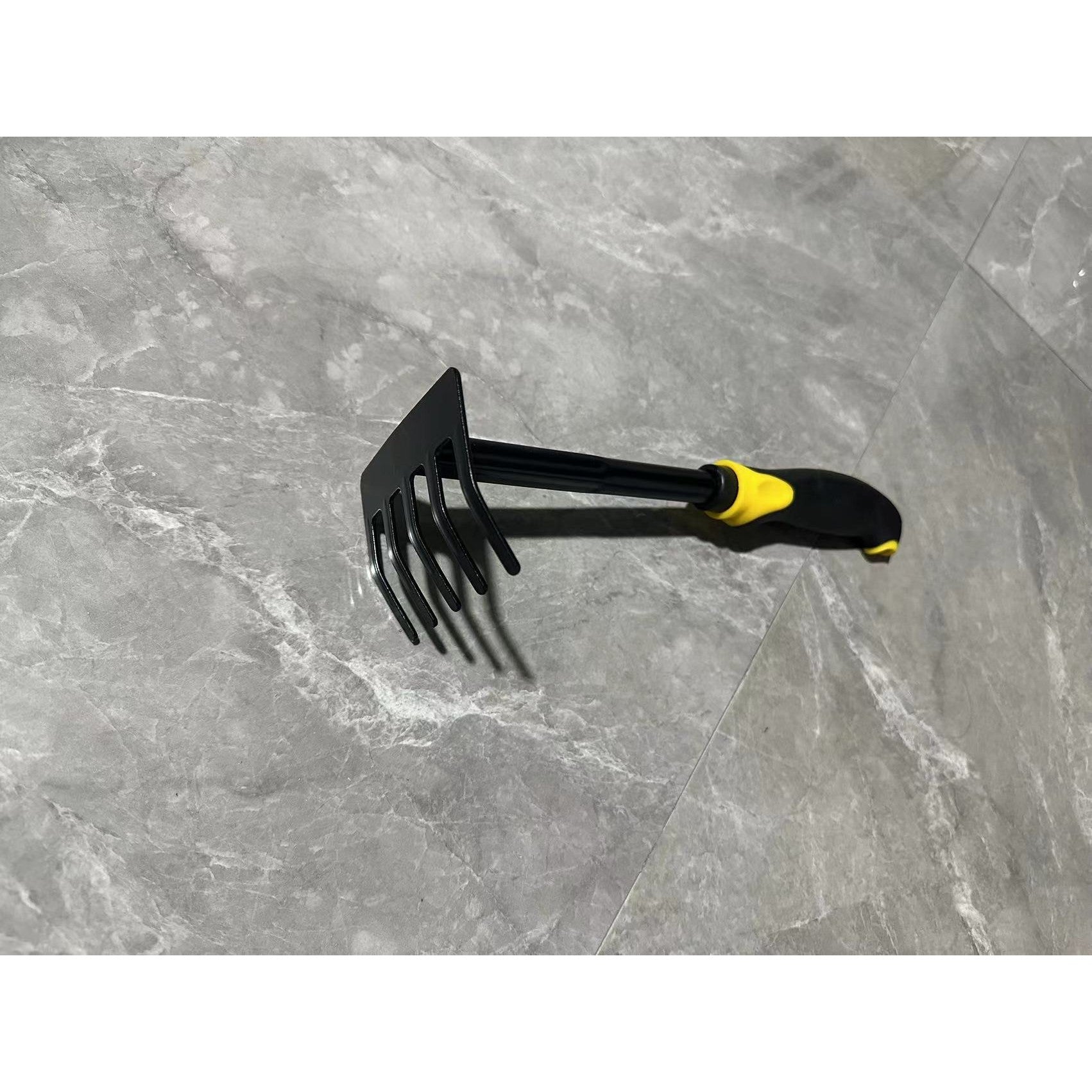 Set 4 Unelte de Gradina Kadeny, pentru Plantare, Prelucrare Sol si Ingrijire Plante, Material PVC Carbon, Grebla, Sapaliga cu Cap Dublu, Lopata Mica, Lopata Lata, 43 x 11 cm, Negru/Galben