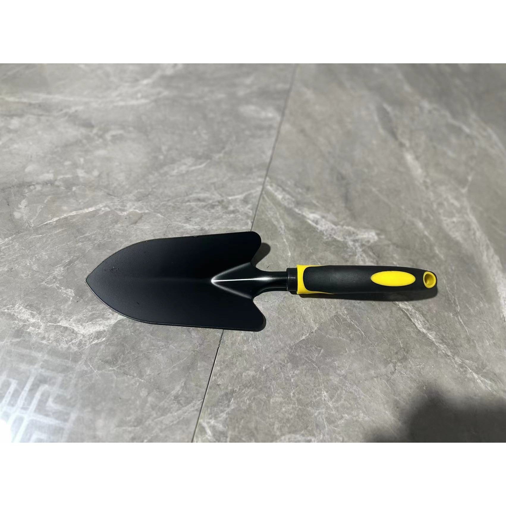 Set 4 Unelte de Gradina Kadeny, pentru Plantare, Prelucrare Sol si Ingrijire Plante, Material PVC Carbon, Grebla, Sapaliga cu Cap Dublu, Lopata Mica, Lopata Lata, 43 x 11 cm, Negru/Galben