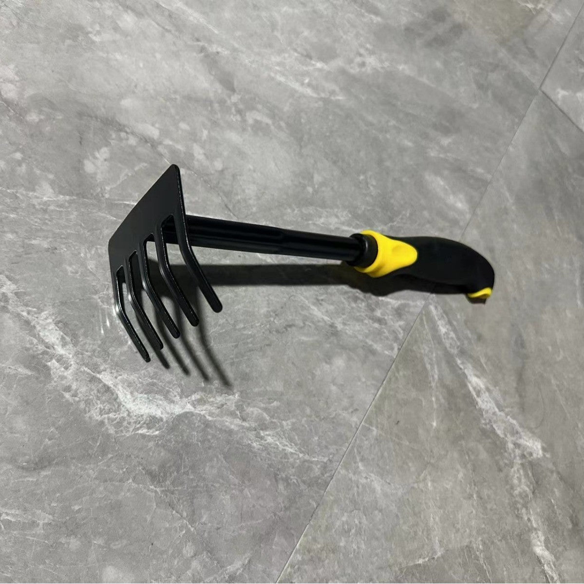 Set 4 Unelte de Gradina Kadeny, pentru Plantare, Prelucrare Sol si Ingrijire Plante, Material PVC Carbon, Grebla, Sapaliga cu Cap Dublu, Lopata Mica, Lopata Lata, 43 x 11 cm, Negru/Galben