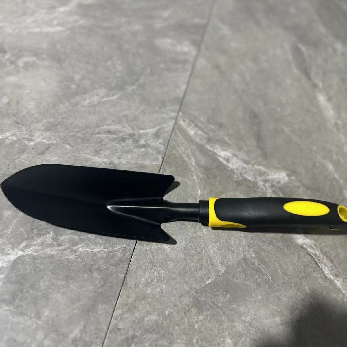 Set 4 Unelte de Gradina Kadeny, pentru Plantare, Prelucrare Sol si Ingrijire Plante, Material PVC Carbon, Grebla, Sapaliga cu Cap Dublu, Lopata Mica, Lopata Lata, 43 x 11 cm, Negru/Galben