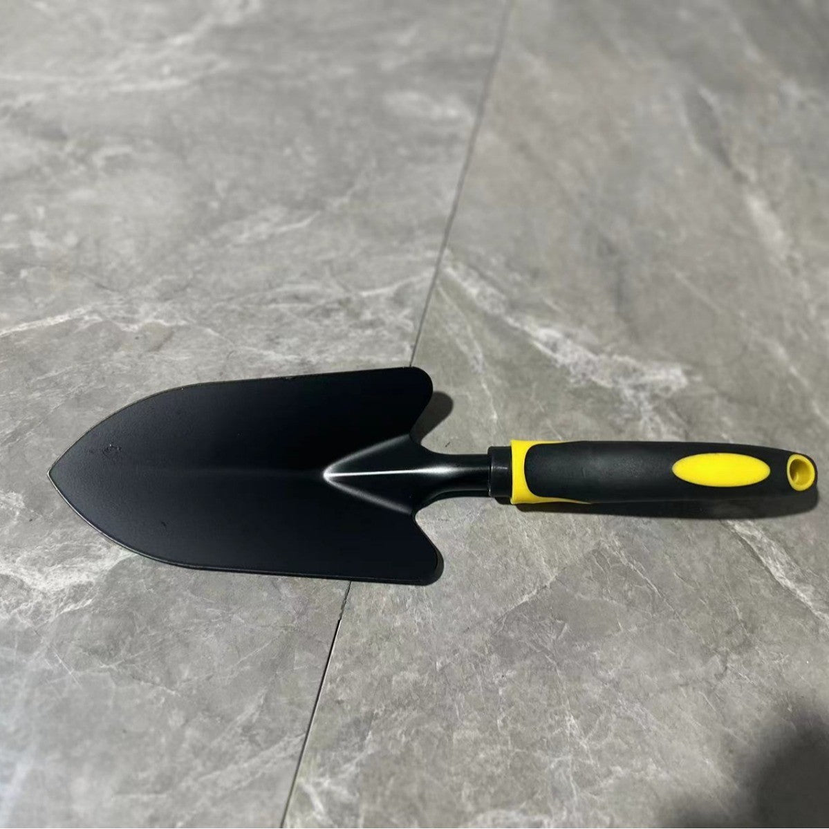 Set 4 Unelte de Gradina Kadeny, pentru Plantare, Prelucrare Sol si Ingrijire Plante, Material PVC Carbon, Grebla, Sapaliga cu Cap Dublu, Lopata Mica, Lopata Lata, 43 x 11 cm, Negru/Galben