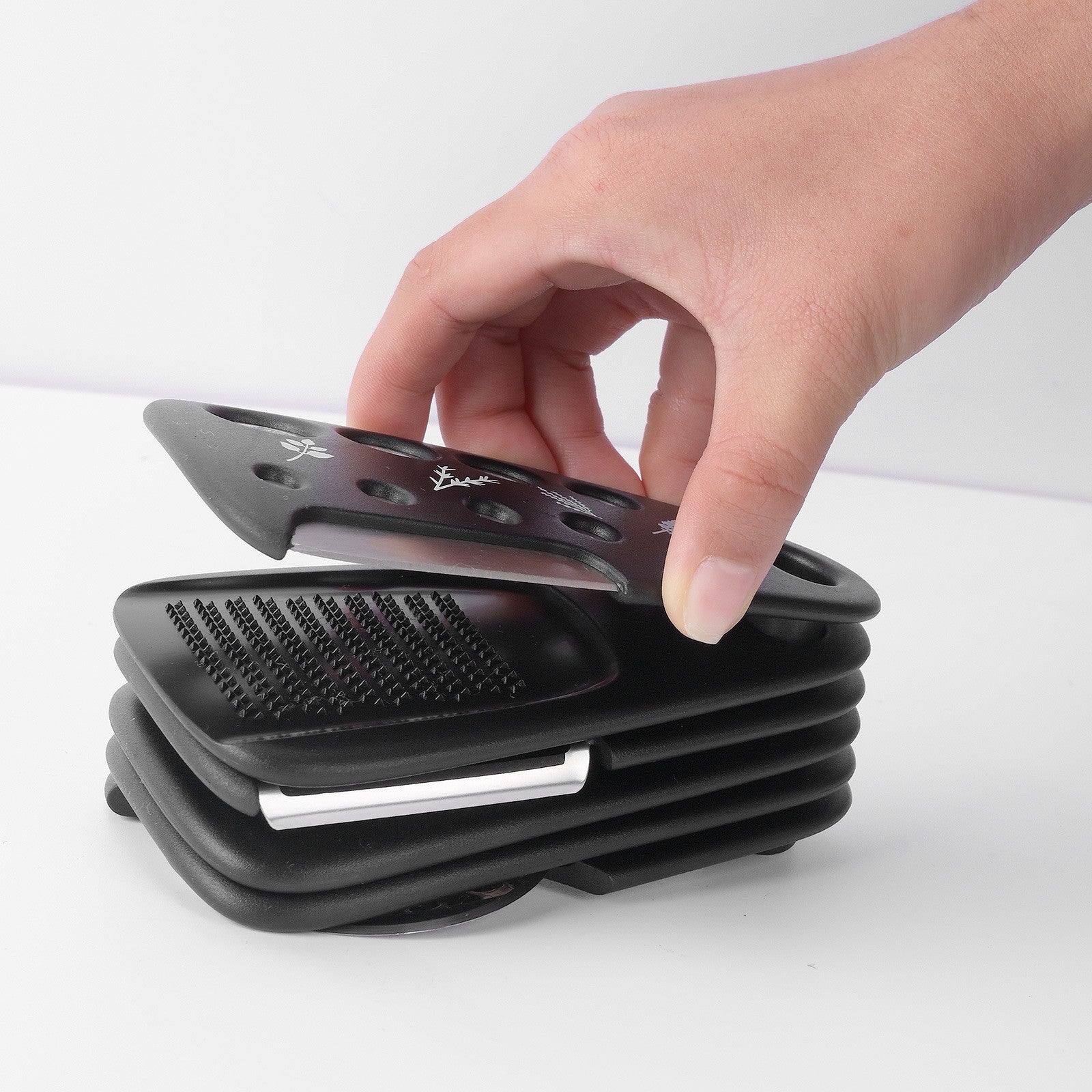 Set 6 in 1 mini ustensile bucatarie Kaveny, taietor pizza, cutit, curatator, razatoare, desfacator, presa usturoi, manere din ABS, lame ascutite din otel inoxidabil, 7.1 x 12.9 x 4.8 cm,  negru