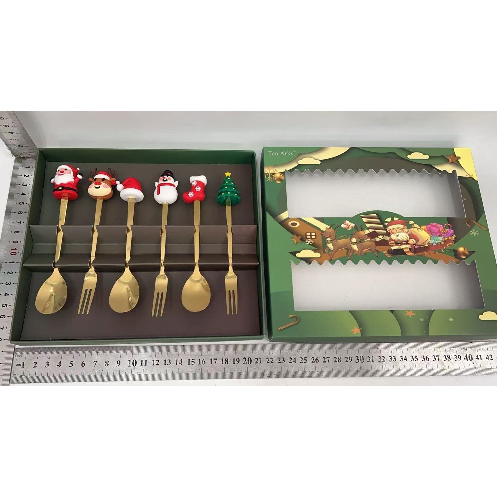 Set 6 Tacamuri, Kadeny, Tema Craciun, 3 Linguri + 3 Furculite, cu Figurine, din Otel Inoxidabil, Cutie Cadou, 19 x 22 x 2.2 cm, Auriu